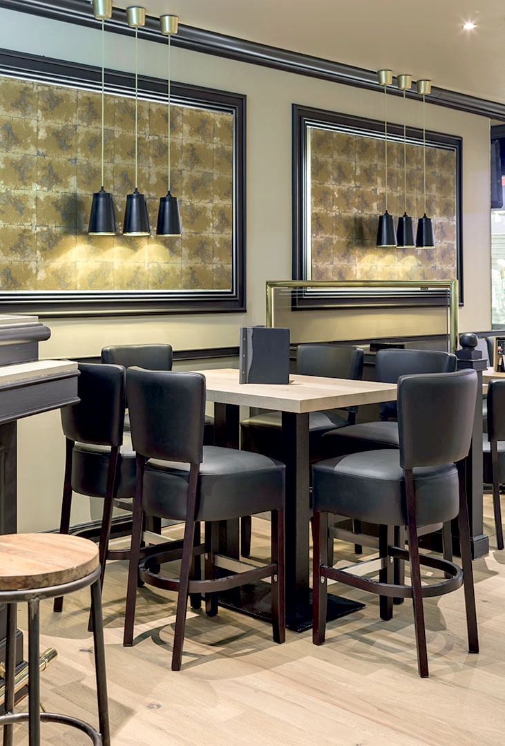 Décoration de salle avec tables en bois et éclairage chaleureux